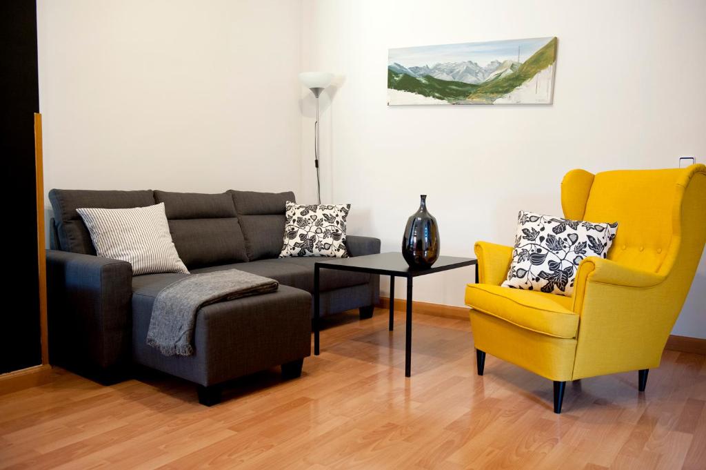 a living room with a couch and two chairs at Apartamento Cactus Centro in Úbeda
