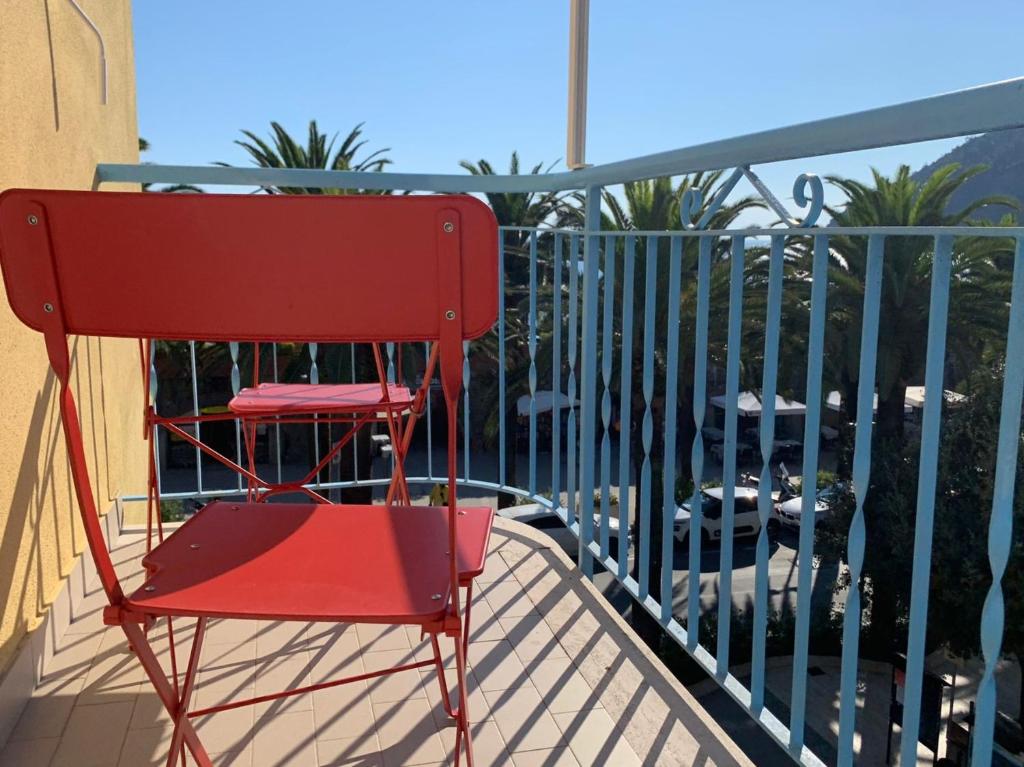 czerwone krzesło na balkonie w obiekcie Il cuore di Moneglia al mare MONEGLIA APARTMENTS w mieście Moneglia