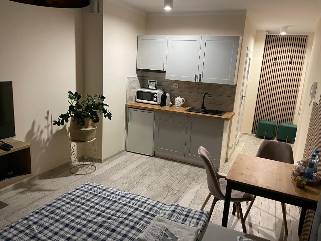Kuchyňa alebo kuchynka v ubytovaní Apartament ROYAL Chełmońskiego Śrem