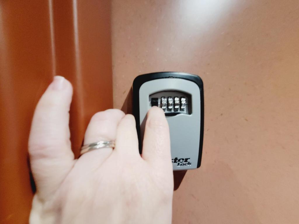 a person holding a door with their hand on a switch at Esprit industriel au pied du Futuroscope in Chasseneuil-du-Poitou
