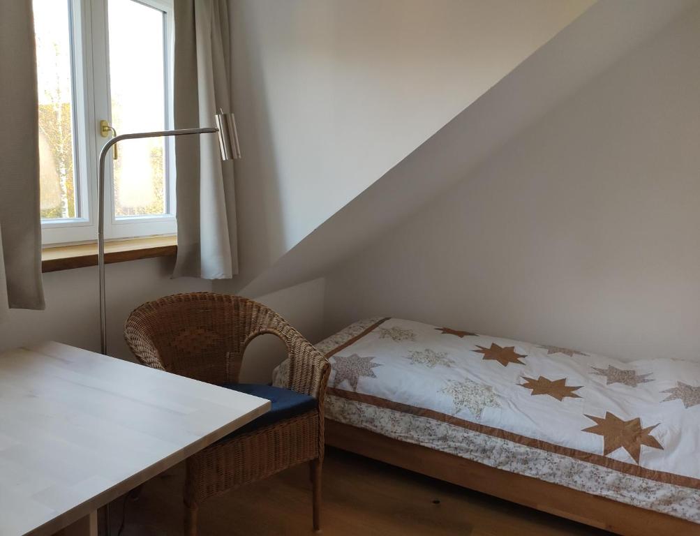 Habitación con cama, mesa y ventana en Ferienwohnung Klosterquartier en Lüneburg