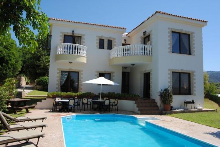 Villa con piscina frente a una casa en Sunray Villa - Luxury Villa with Private Pool, en Argaka
