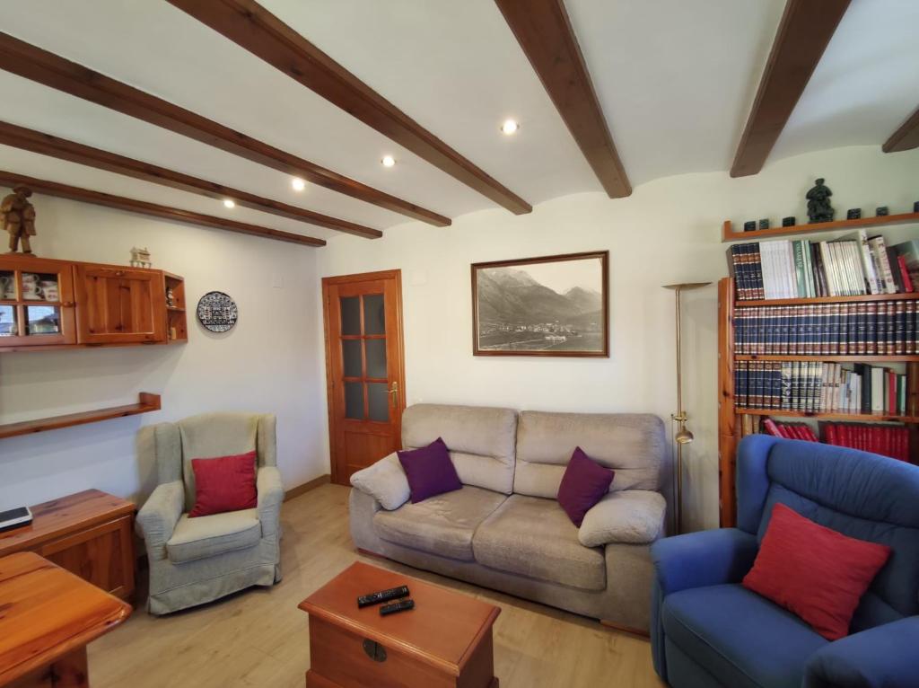 sala de estar con sofá y 2 sillas en Casa Siñantonio Benasque centro, en Benasque