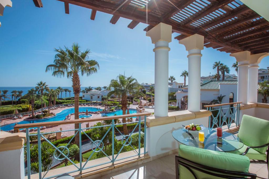 Bazén v ubytování Park Regency Sharm El Sheikh Resort nebo v jeho okolí