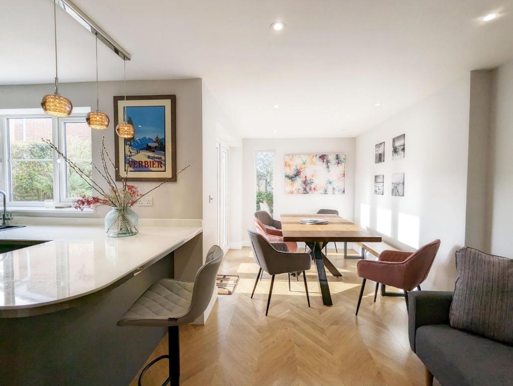 a kitchen and dining room with a table and chairs at Cabane Mont Fort in East Wittering