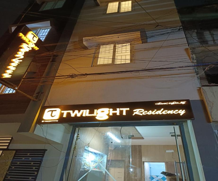 una señal en la parte delantera de un edificio en TWILIGHT RESIDENCY en Chennai