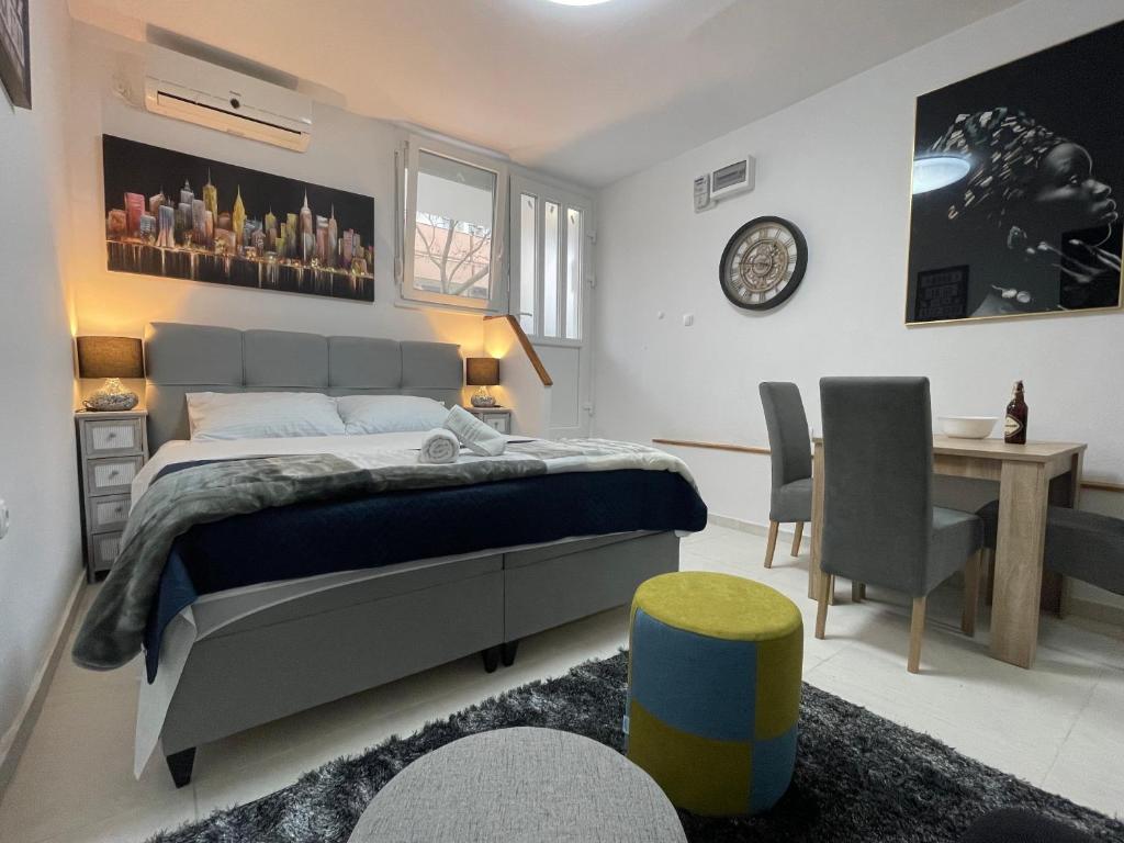 Giường trong phòng chung tại Old Town Bridge Apartment