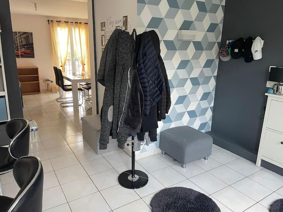 a room with coats hanging on a wall at centre Pierrefonds superbe appartement + parking in Pierrefonds