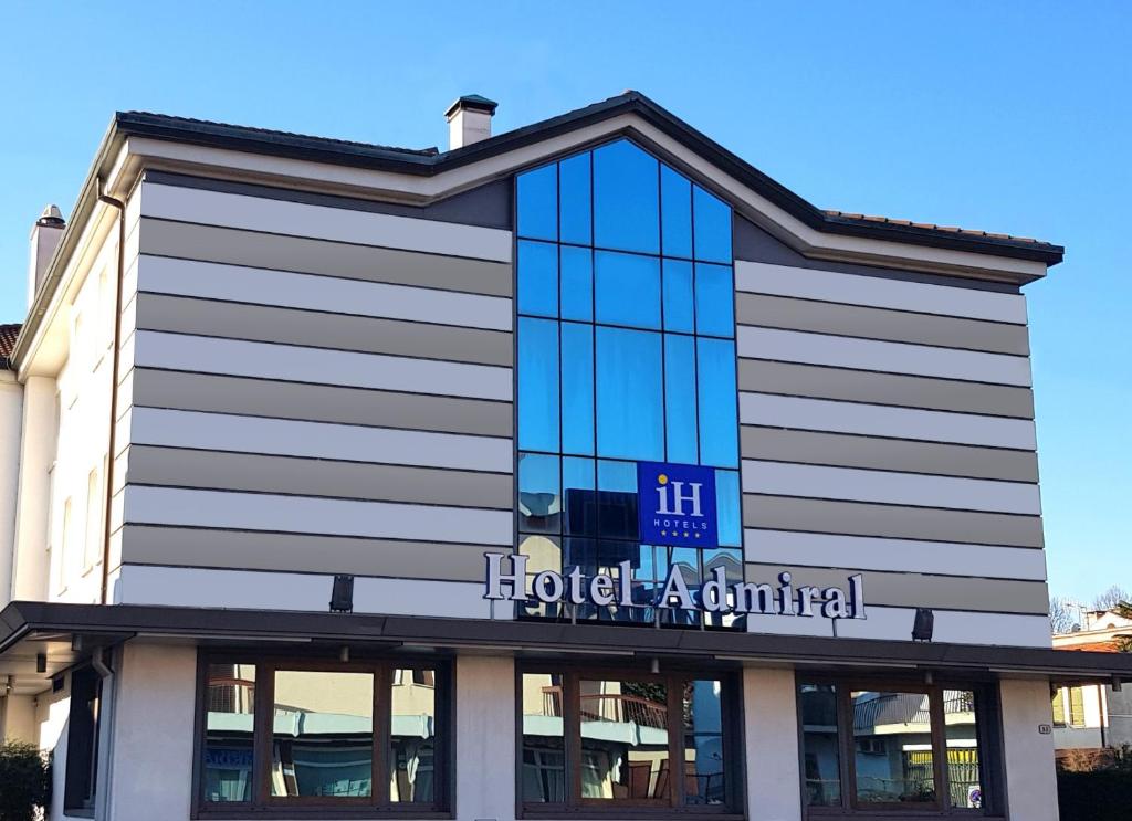 a building with the hilti aquarium sign on it at iH Hotels Padova Admiral in Padova