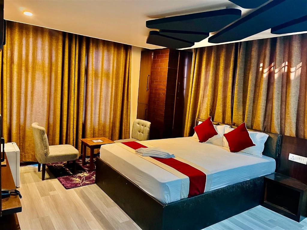 Postel nebo postele na pokoji v ubytování Hotel Lotus Grand Pvt Ltd