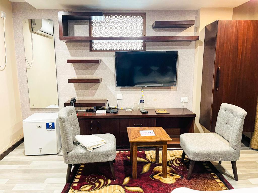 TV a/nebo společenská místnost v ubytování Hotel Lotus Grand Pvt Ltd