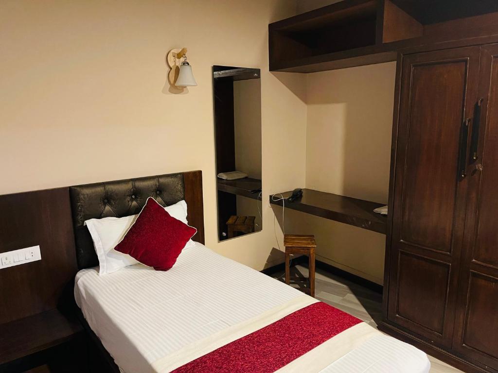 Postel nebo postele na pokoji v ubytování Hotel Lotus Grand Pvt Ltd