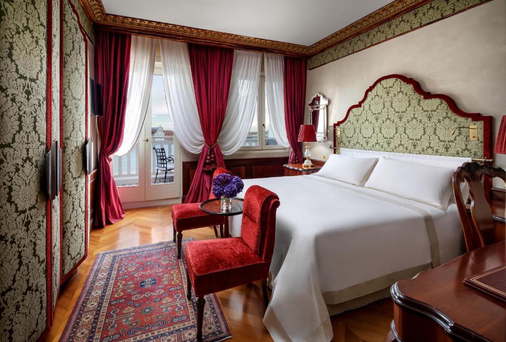 Postel nebo postele na pokoji v ubytování Hotel Danieli, Venice