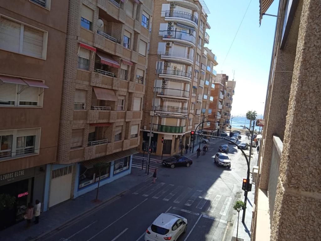 z góry widok na ulicę miejską z budynkami w obiekcie Carla24, AVENIDA PRINCIPAL w mieście Águilas