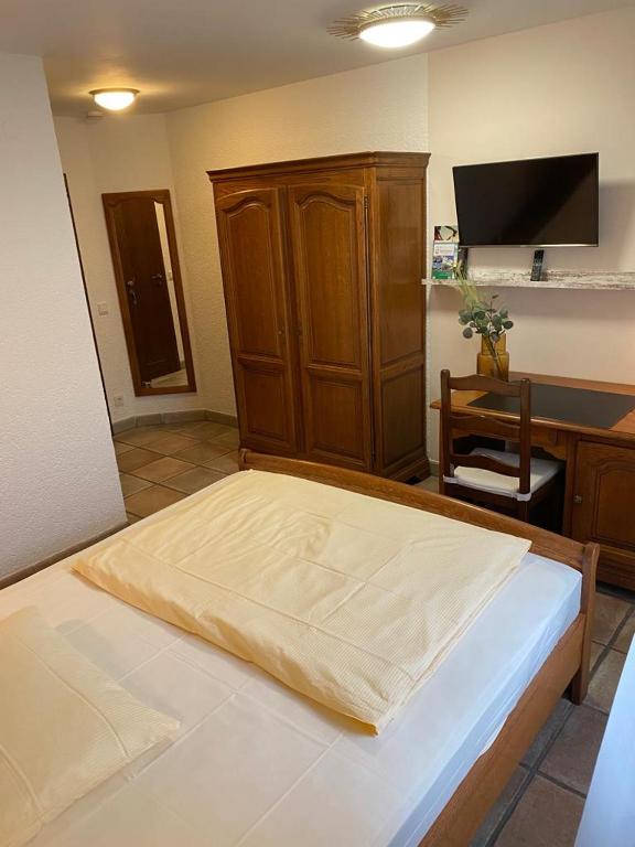 Postel nebo postele na pokoji v ubytování Hotel Zur Linde