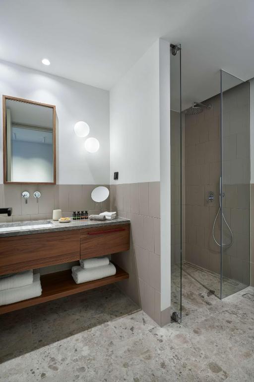 Koupelna v ubytování The Social Athens Hotel, a member of Radisson Individuals