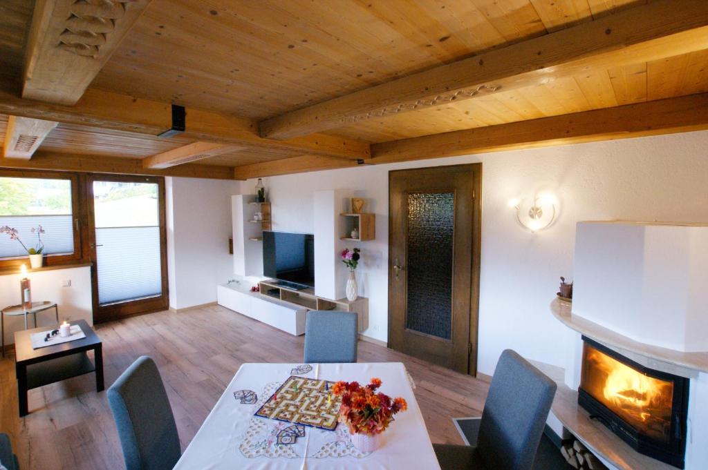 sala de estar con mesa y chimenea en HauserA Appartement, en Sankt Jakob in Haus