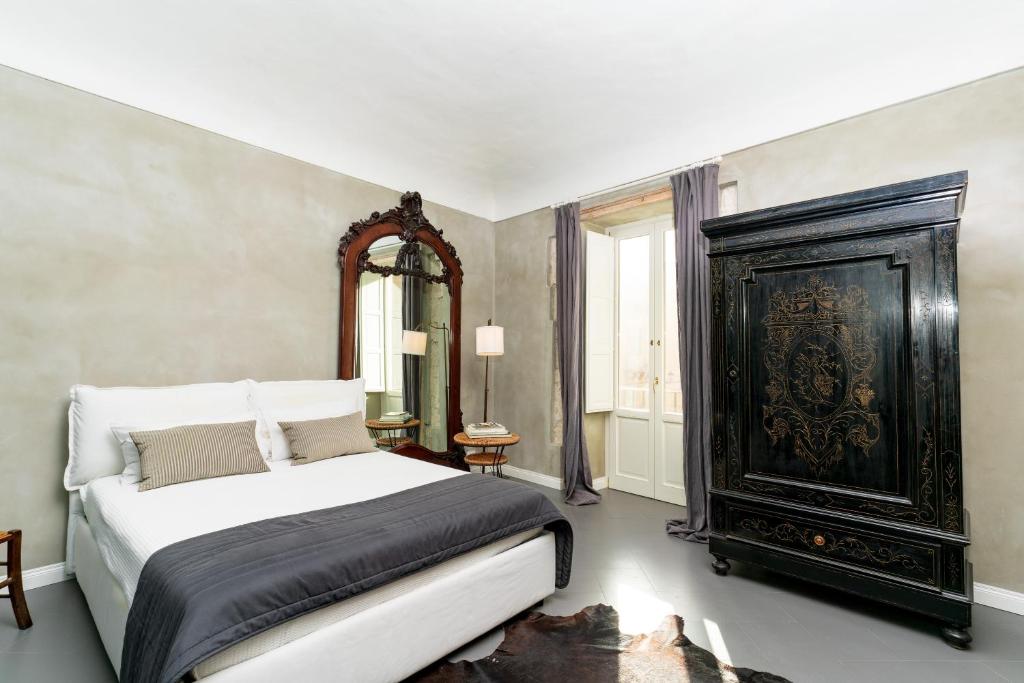 A bed or beds in a room at San Giuseppe Luxury Apartment