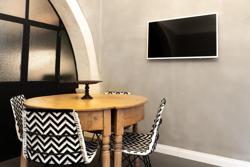 A television and/or entertainment centre at San Giuseppe Luxury Apartment
