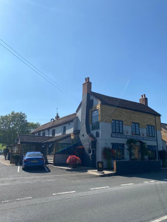 um edifício ao lado de uma rua em The Flyford em Worcester