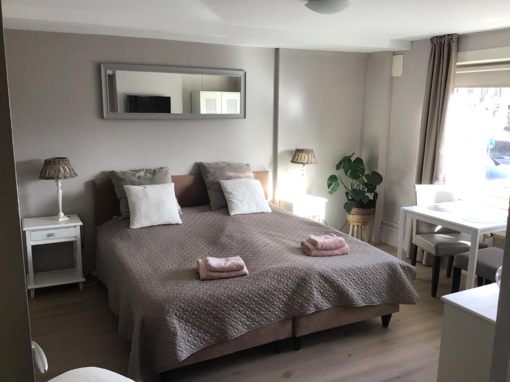 een slaapkamer met een bed met twee handdoeken erop bij Life@Sea in Zandvoort