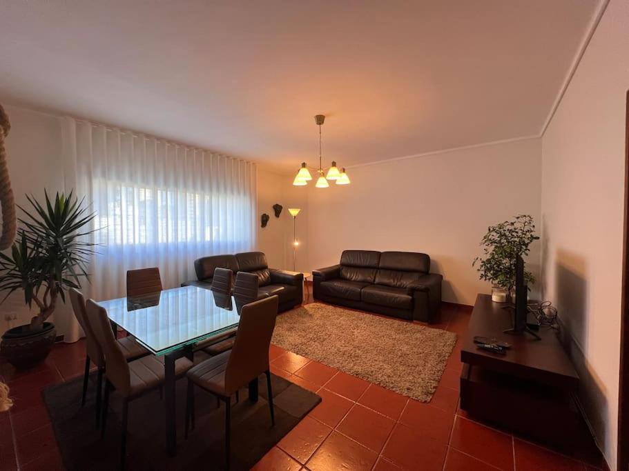 sala de estar con mesa y sofá en NorthWind Apartment, en Póvoa de Varzim