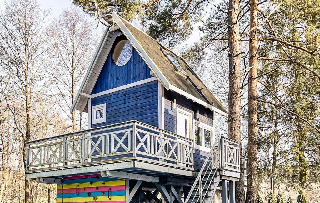 una casa en un árbol azul con balcón en la parte superior en Nice Home In Stare Czaple With Wifi en Stare Czaple