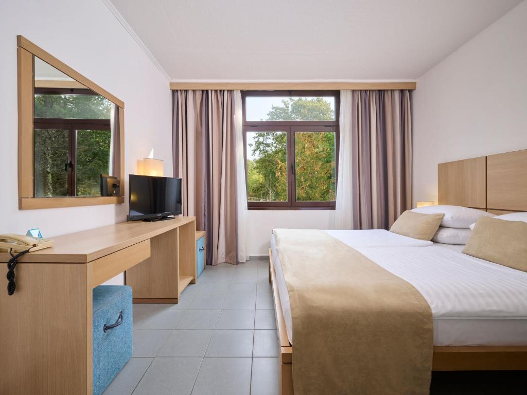 Postel nebo postele na pokoji v ubytování Magal Maradiso Hotel by Aminess