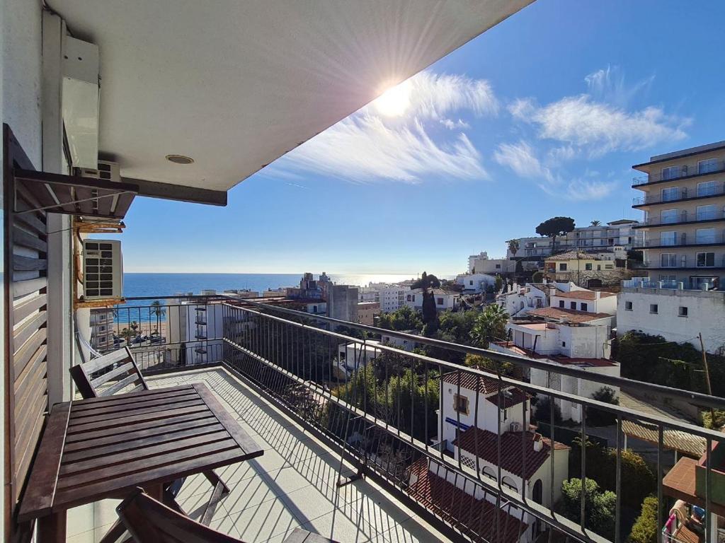 balcón con banco y vistas al océano en APARTAMENT PAU CASALS, 2 min walk from the sea & sea view, en Lloret de Mar