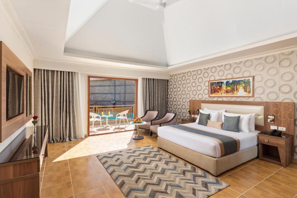 una camera d'albergo con un letto e un balcone di Pickalbatros Aqua Blu Sharm El Sheikh a Sharm El Sheikh