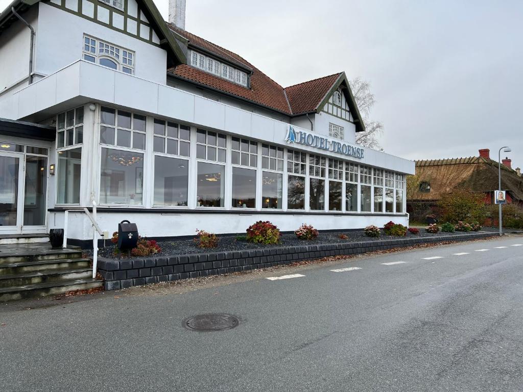 un bâtiment situé sur le côté d'une rue dans l'établissement Hotel Troense, à Svendborg