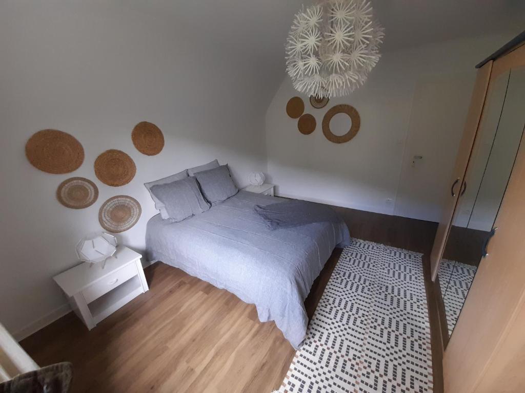 um quarto com uma cama e uma parede branca em Rooms 6 persons Kaysersberg em Kaysersberg