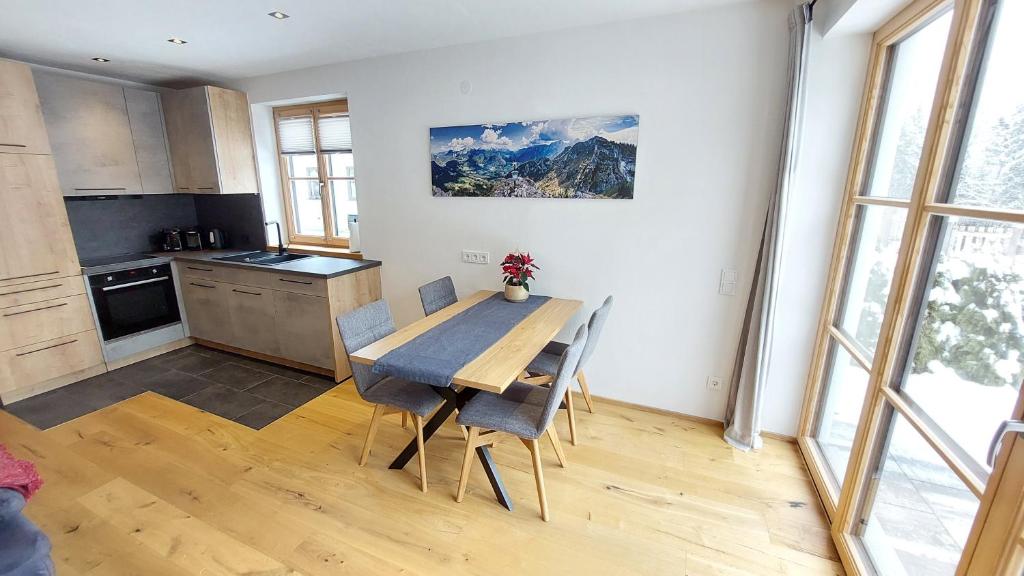eine Küche mit einem Holztisch und Stühlen im Zimmer in der Unterkunft Ferienwohnung Ida in Lofer