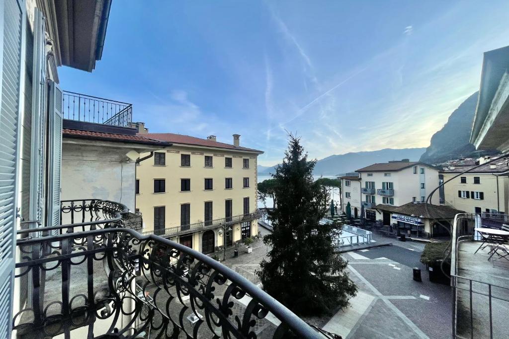een balkon met uitzicht op een stad met een kerstboom bij Menaggio Fantastico in Menaggio