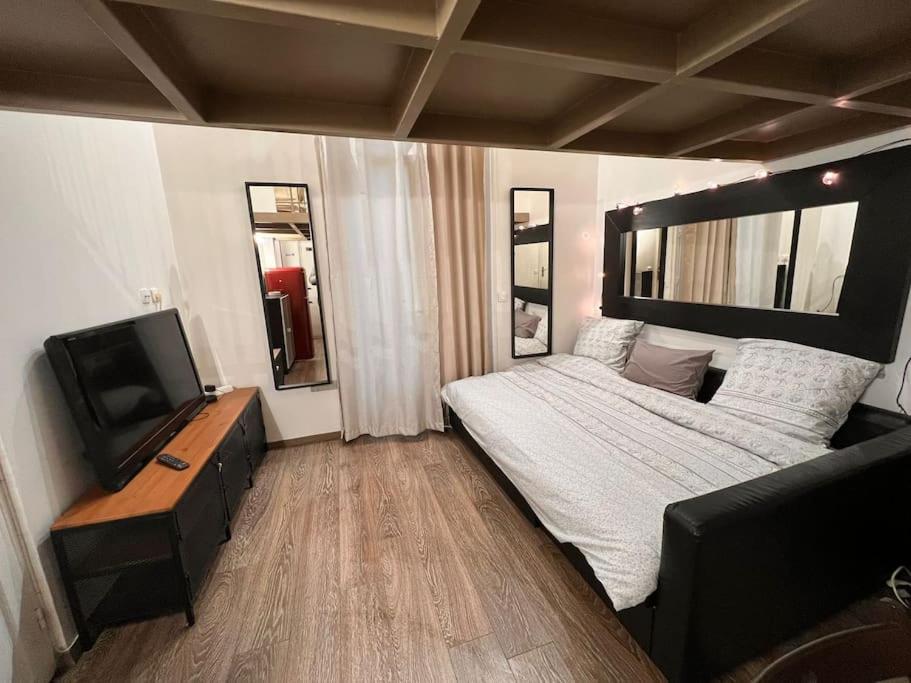Posteľ alebo postele v izbe v ubytovaní Studio Balcon Champs-Élysées - HALA PARIS