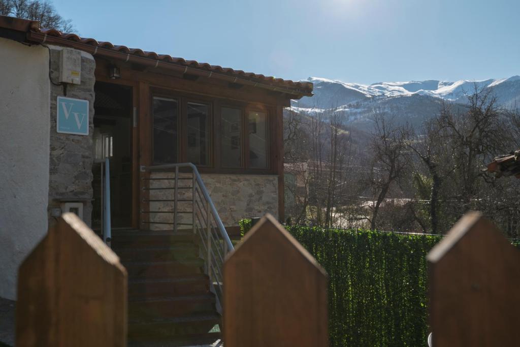 ein Haus mit einer Treppe, die zur Eingangstür führt in der Unterkunft Casa Rafa in Buellas