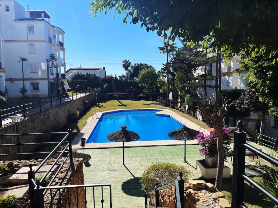Utsikt över poolen vid Apartamento en Estepona Marbella eller i närheten