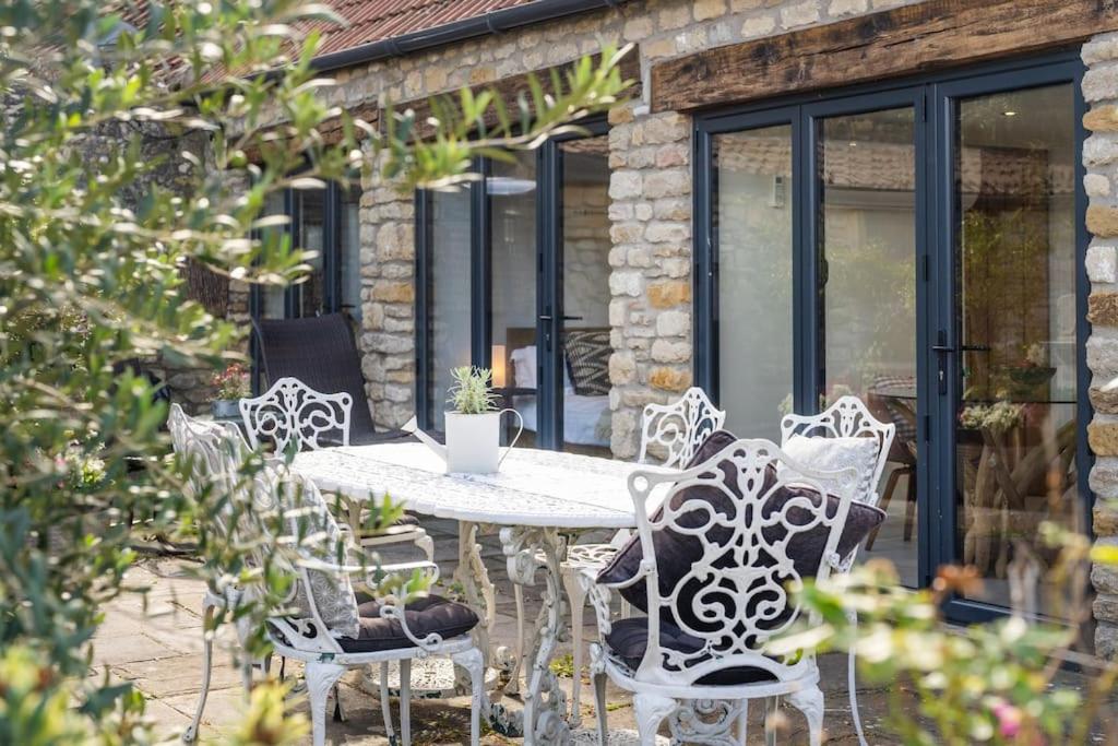 Patio nebo venkovní prostory v ubytování Beautiful One-bed Countryside Retreat In Bath