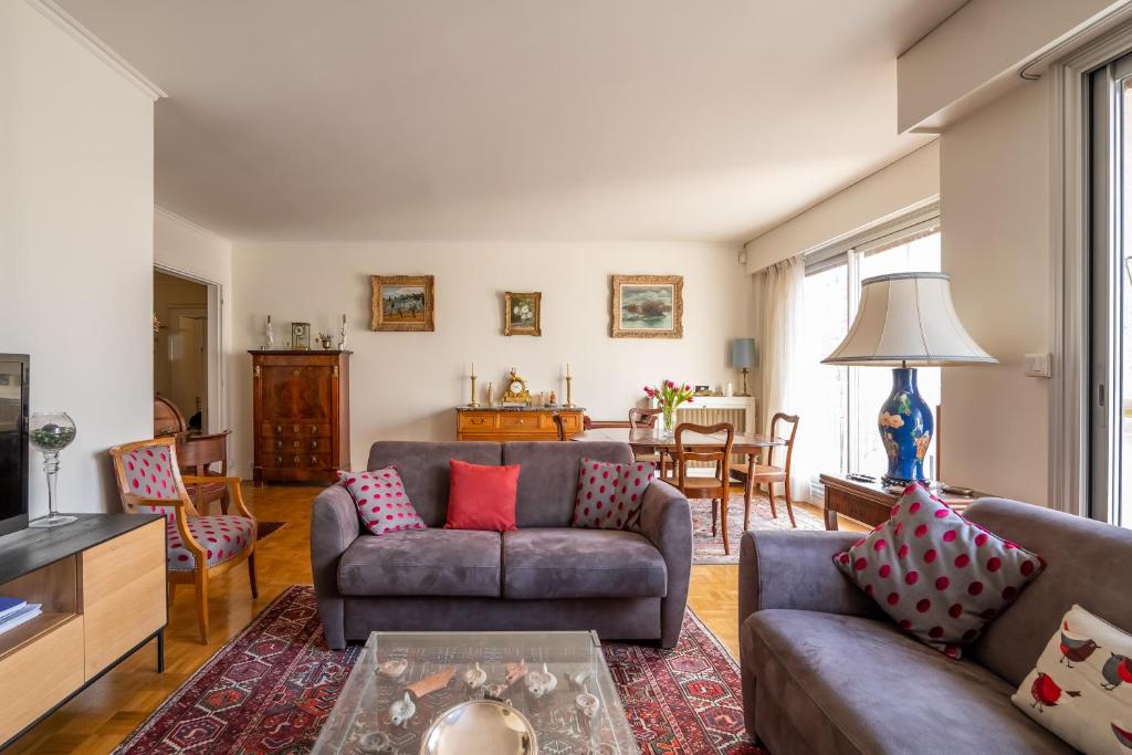 uma sala de estar com dois sofás e uma mesa em Veeve - Fragments in Time em Paris
