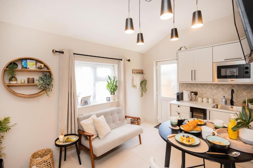 Adorable 1bed place with private garden and parking, Keynsham (updated