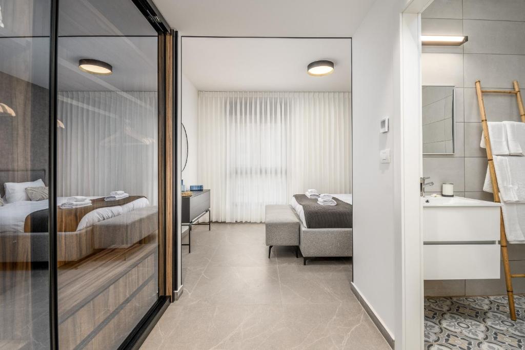 Postel nebo postele na pokoji v ubytování prestige 2BDR&2Bth w Parking- mahne yehuda sea-u jerusalem