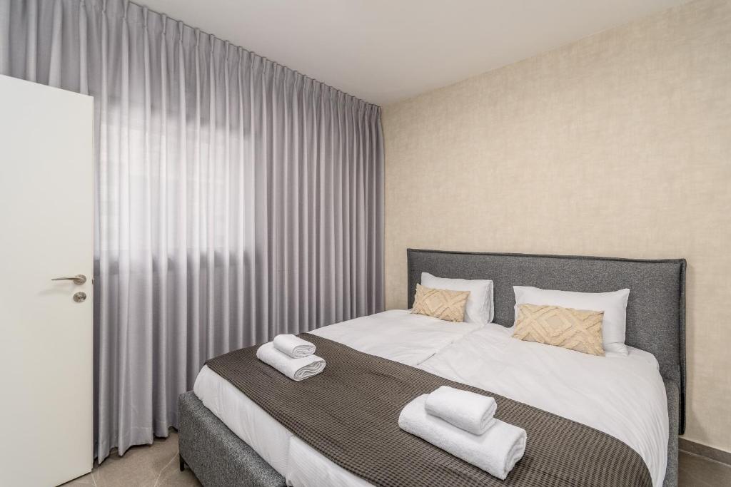 Postel nebo postele na pokoji v ubytování prestige 2BDR&2Bth w Parking- mahne yehuda sea-u jerusalem