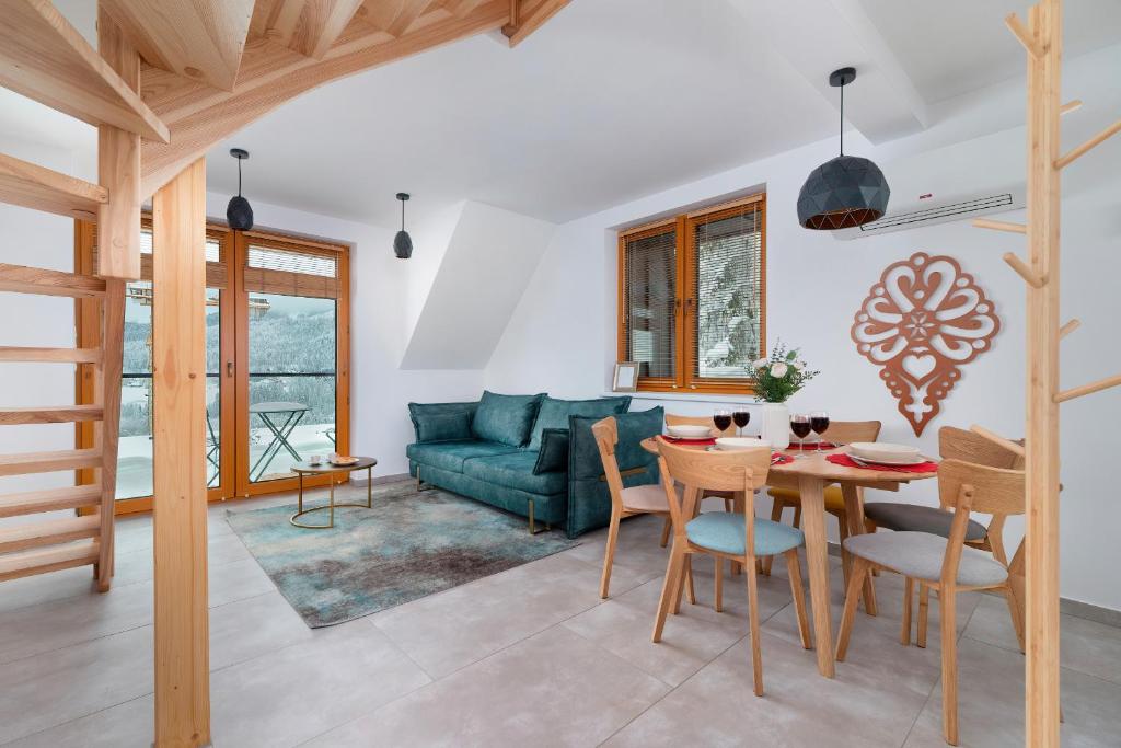 Posedenie v ubytovaní GiewontView Two-Story Apartment by Renters Prestige