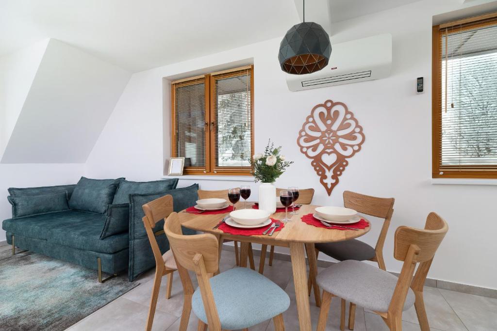 Posedenie v ubytovaní GiewontView Two-Story Apartment by Renters Prestige