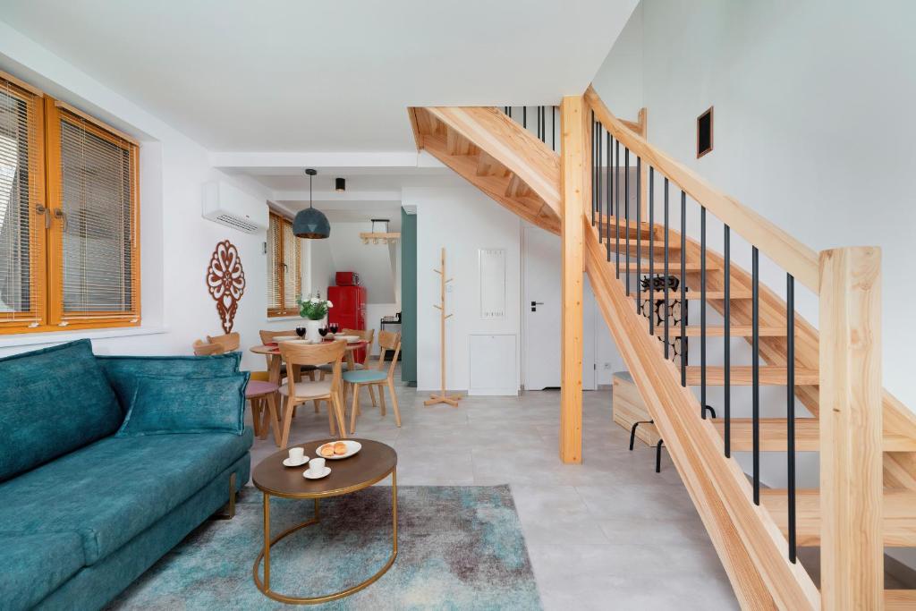 Posedenie v ubytovaní GiewontView Two-Story Apartment by Renters Prestige