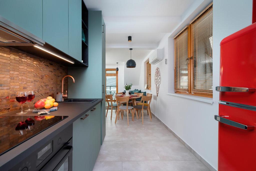 Kuchyňa alebo kuchynka v ubytovaní GiewontView Two-Story Apartment by Renters Prestige