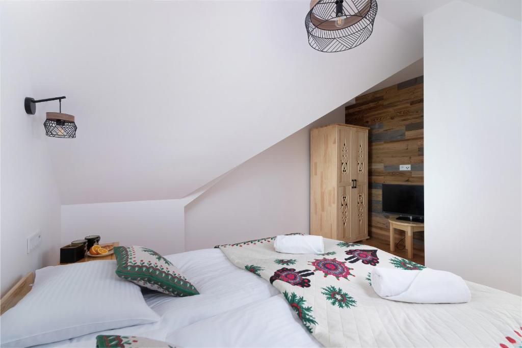 Posteľ alebo postele v izbe v ubytovaní GiewontView Two-Story Apartment by Renters Prestige