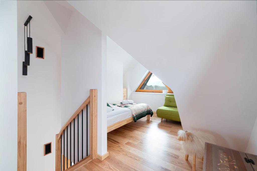 Posteľ alebo postele v izbe v ubytovaní GiewontView Two-Story Apartment by Renters Prestige