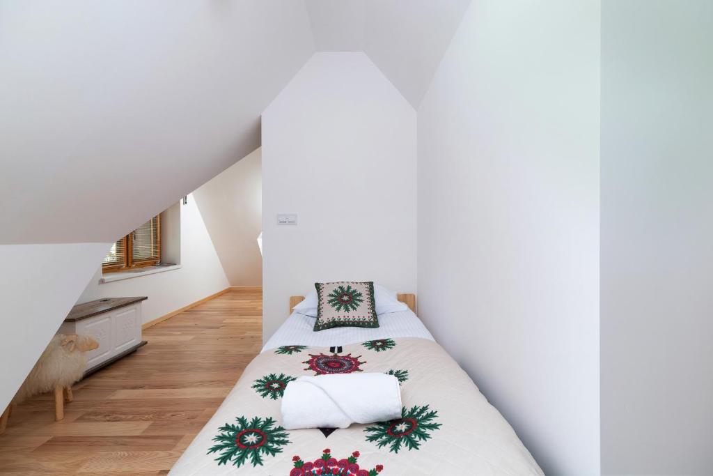 Posteľ alebo postele v izbe v ubytovaní GiewontView Two-Story Apartment by Renters Prestige