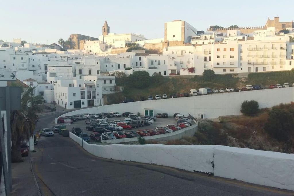 a bunch of cars parked in a parking lot at Apartamento casco antiguo Vejer in Vejer de la Frontera